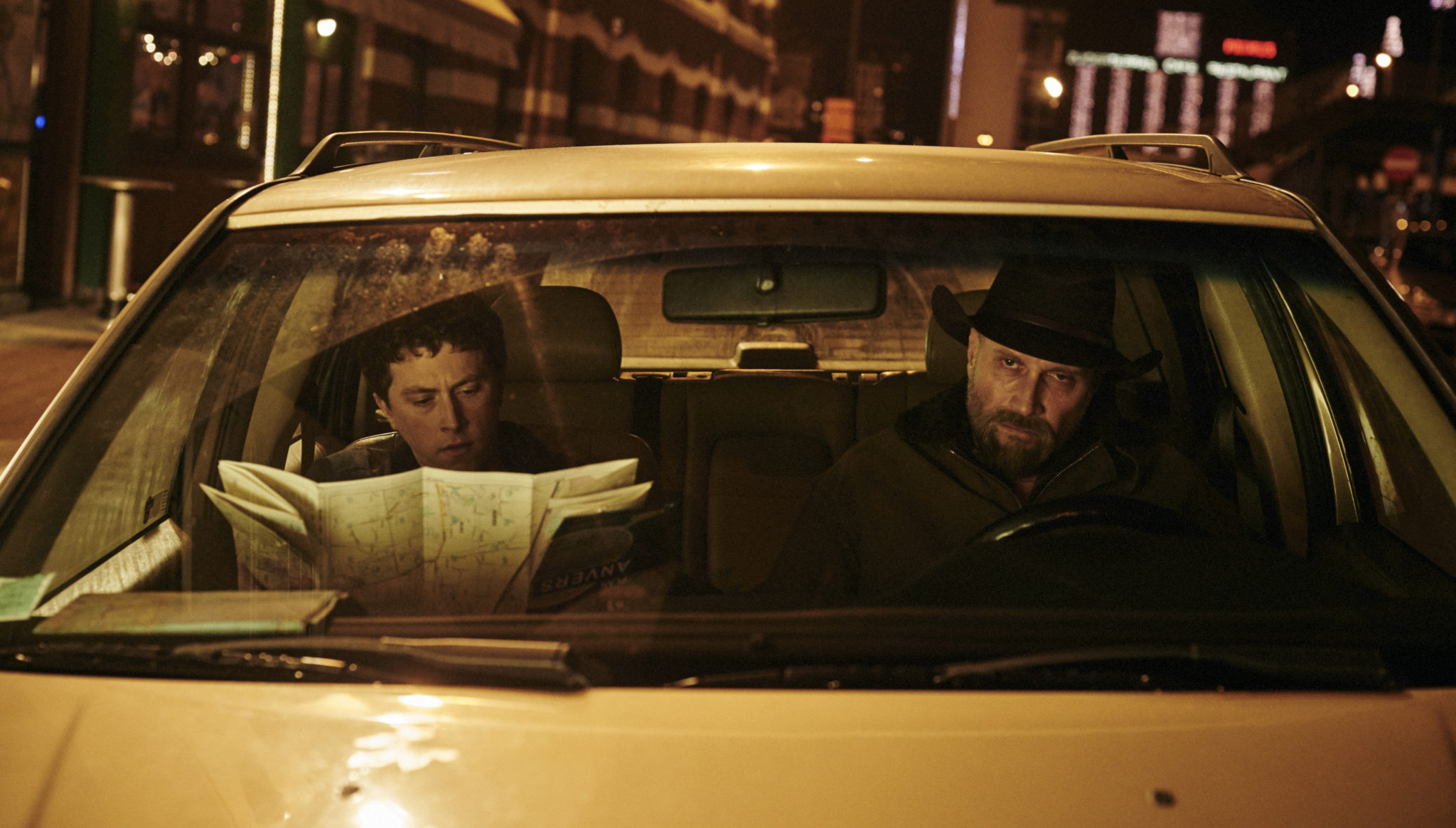 Anvers, Belgique. 16 décembre 2014. Scene exterieure avec la voiture d'Alain et Kid stationnée. Tournage du film "Les Cow-Boys" (réalisateur : Thomas Bidegain). Photo : Antoine Doyen/Courtesy of Cohen Media Group